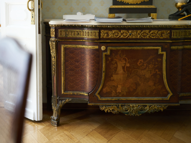 Антикварный письменный стол с мраморной столешницей, бронзовыми накладками, на львиных ножках