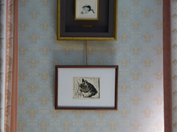 Две картины с кошками - на стене с обоями штампованного рисунка в стиле начала ХХ века