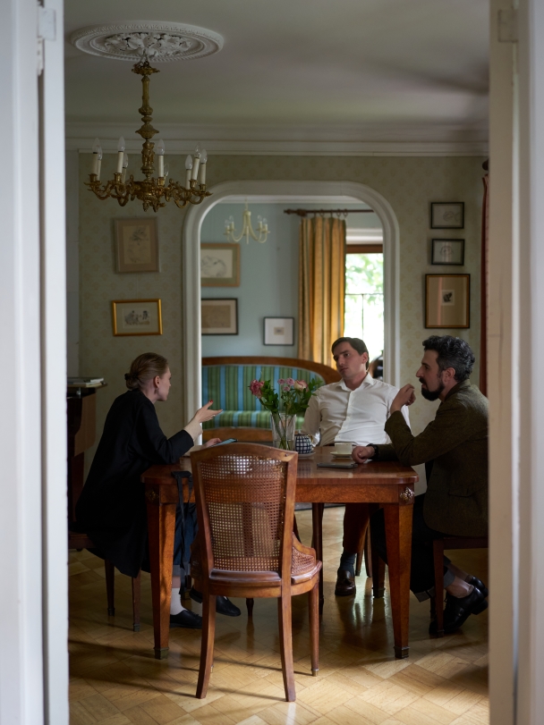 На фото (слева направо): Елень Пантелеева, Степан Вишневский, Евгений Уголев. Сидят за столом и живо беседуют