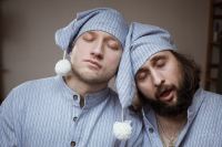 Мужчины в ретро костюмах для сна и ночных колпаках